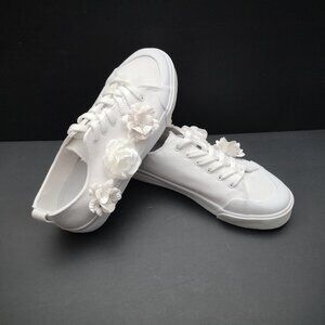 NWOT Patrizia by Spring Step Ladies Size 8 White w/ Floral Detail Sneakers